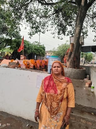 कुरुक्षेत्र। जानकारी देती हुई सेवादार कमलेश देवी। संवाद