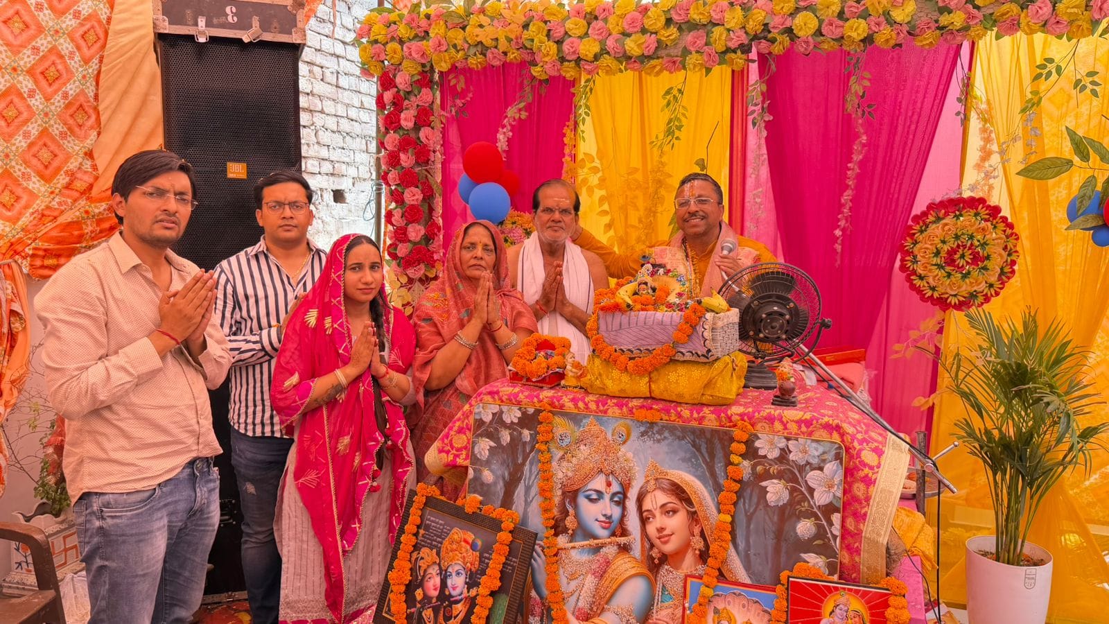 कुरुक्षेत्र। कथा के दौरान श्रद्धालुओं के साथ कथावाचक अनिल शास्त्री। स्वयं