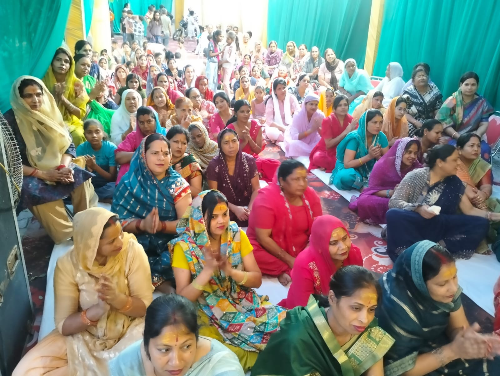 कुरुक्षेत्र। श्री शिव महापुराण कथा में हिस्सा लेती महिला श्रद्धालु। स्वयं