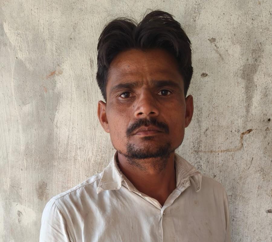 करनाईपुर क्षेत्र के अतनपुर महपूरा संपर्क मार्ग पर गिट्टी बोल्डर से उड़ती धूल