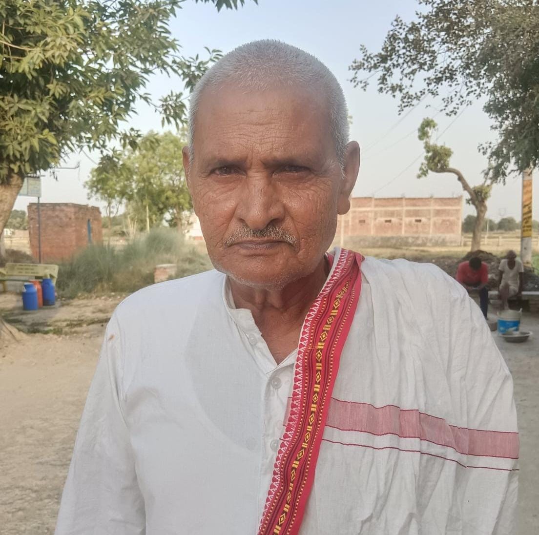 करनाईपुर क्षेत्र के अतनपुर महपूरा संपर्क मार्ग पर गिट्टी बोल्डर से उड़ती धूल