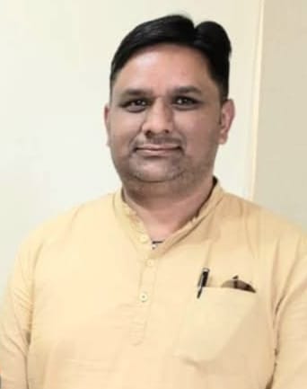 कोटखाई में सड़क किनारे बैठे लावारिस पशु। संवाद