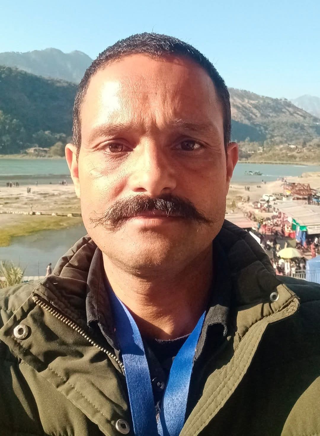 कोटखाई में सड़क किनारे बैठे लावारिस पशु। संवाद