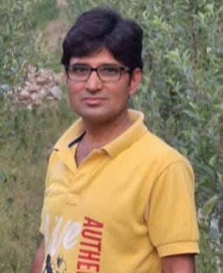 कोटखाई में सड़क किनारे बैठे लावारिस पशु। संवाद