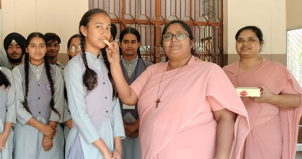 लोधीपुर स्थित एनटीआई स्कूल में रिजल्ट आने पर खुशी का इजहार करते 12वीं के छात्र-छात्राएं। संवाद