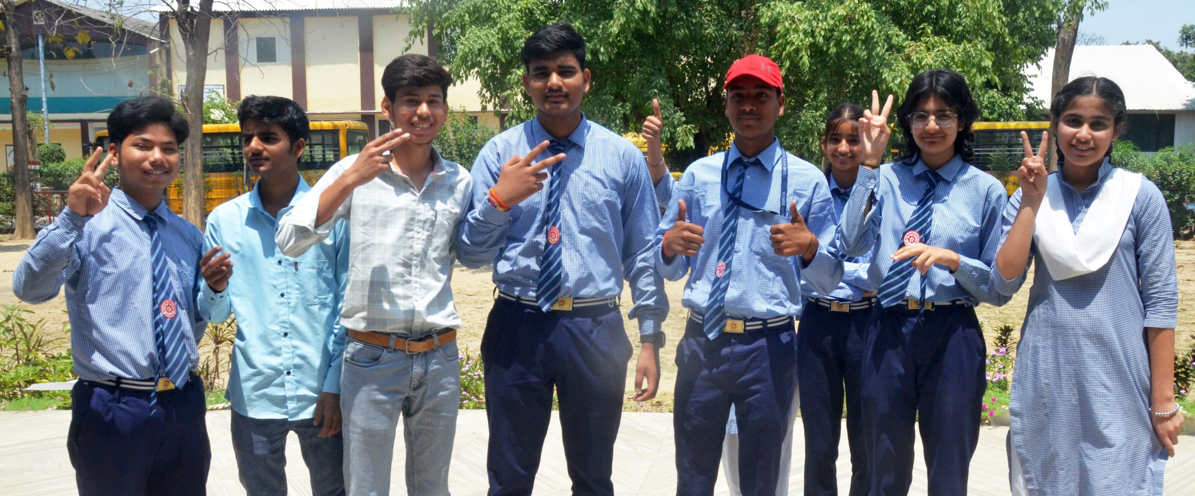 लोधीपुर स्थित एनटीआई स्कूल में रिजल्ट आने पर खुशी का इजहार करते 12वीं के छात्र-छात्राएं। संवाद
