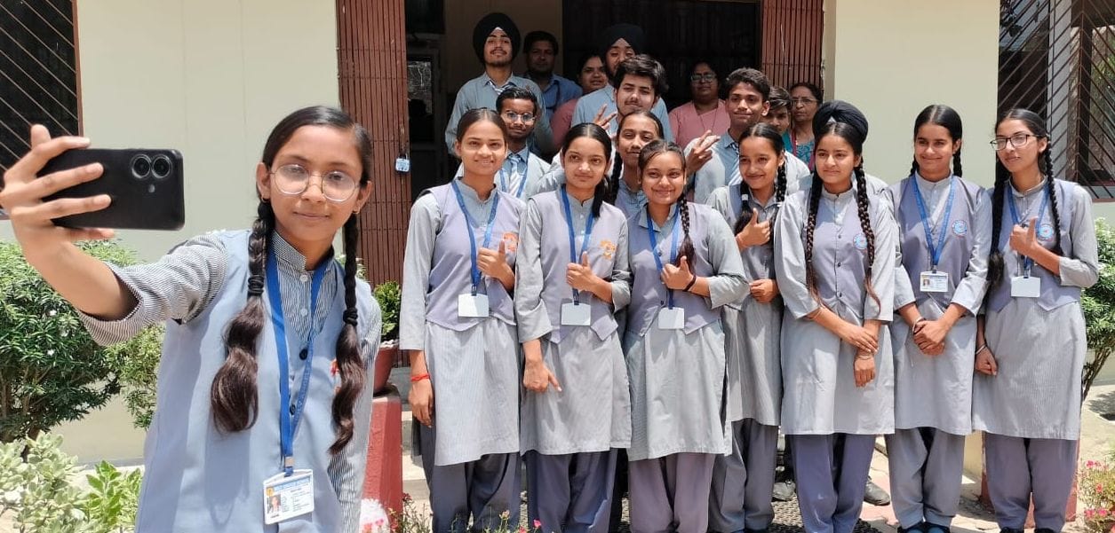 लोधीपुर स्थित एनटीआई स्कूल में रिजल्ट आने पर खुशी का इजहार करते 12वीं के छात्र-छात्राएं। संवाद