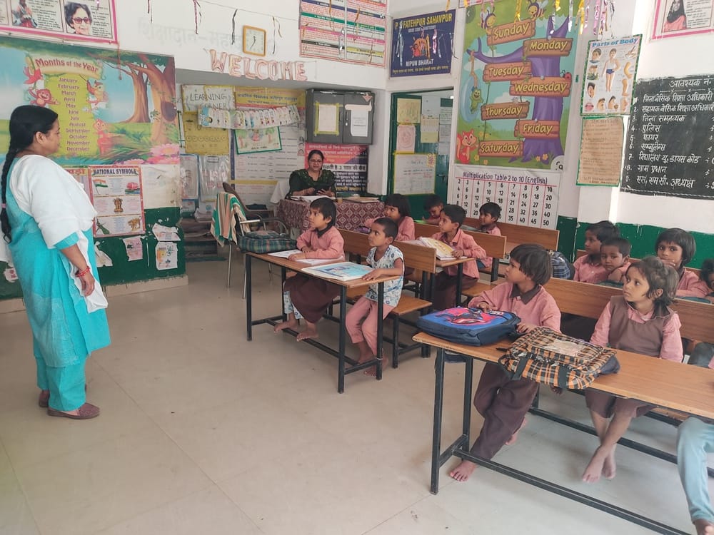 मुरादपुर प्राथमिक विद्यालय के इन्ही कमरों में अलग-अलग कक्षाओं के बच्चे एक साथ बैठ कर करते हैं प मुरादपुर प्राथमिक विद्यालय के इन्ही कमरों में अलग-अलग कक्षाओं के बच्चे एक साथ बैठ कर करते हैं प