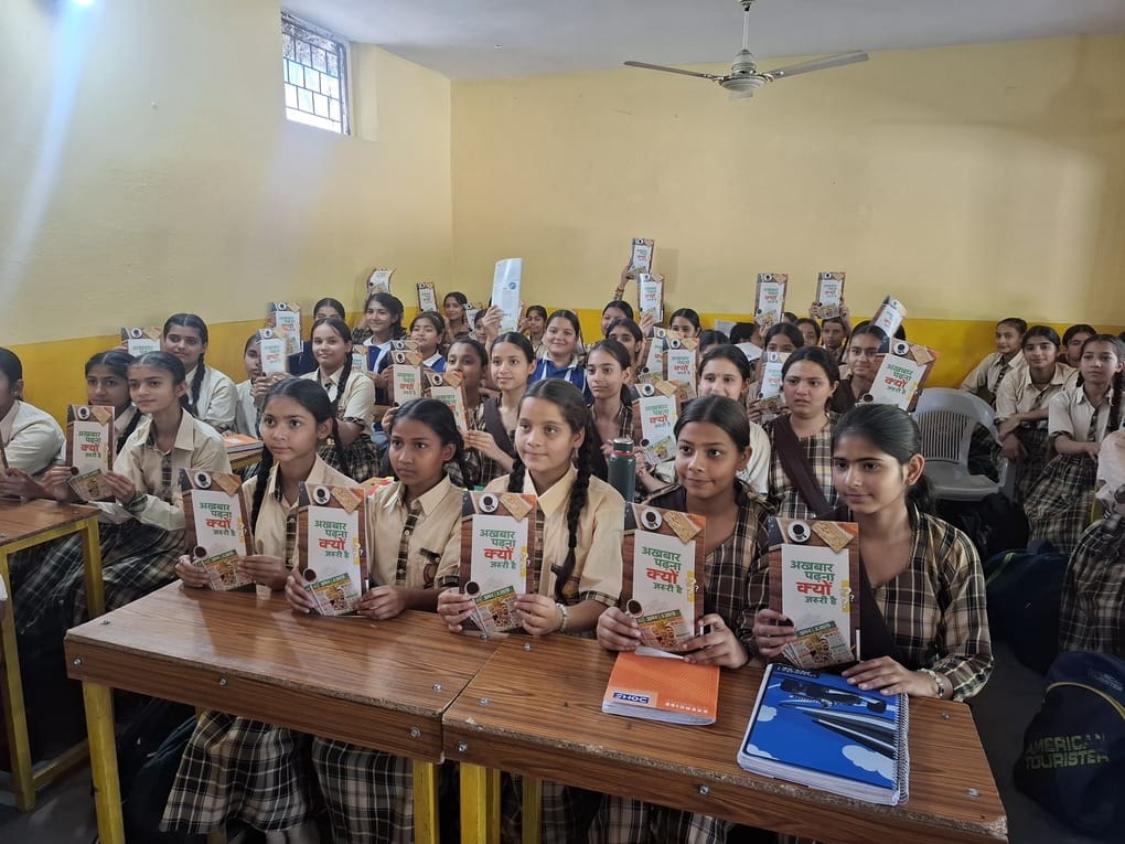 मढ़ स्थित अमर उजाला फाउंडेशन के अपराजिता -100 मिलियन स्माइल्स अभियान के तहत मढ़ स्थित शक्ति