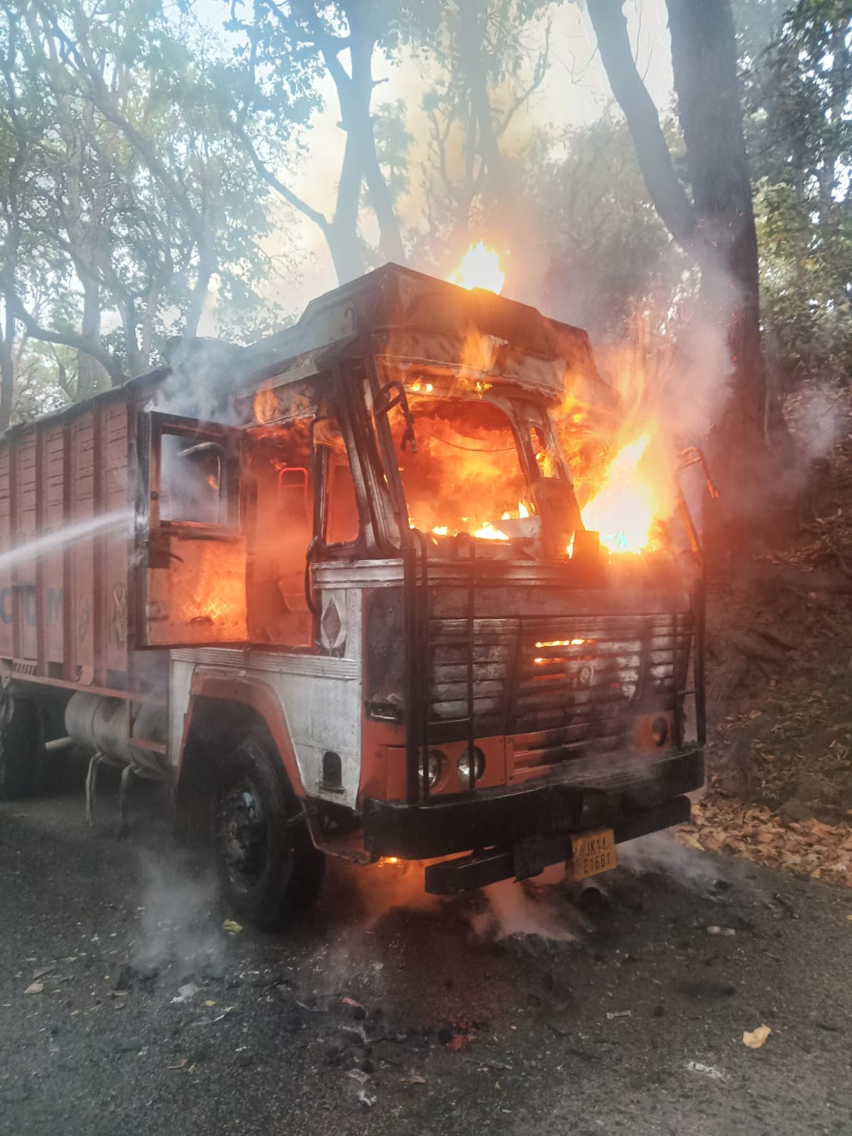 नाहन दोसड़का में आग लगने के दौरान ट्रक से निकाला गया सिलिंडर। स्रोत विभाग नाहन दोसड़का में आग लगने के दौरान ट्रक से निकाला गया सिलिंडर। स्रोत विभाग