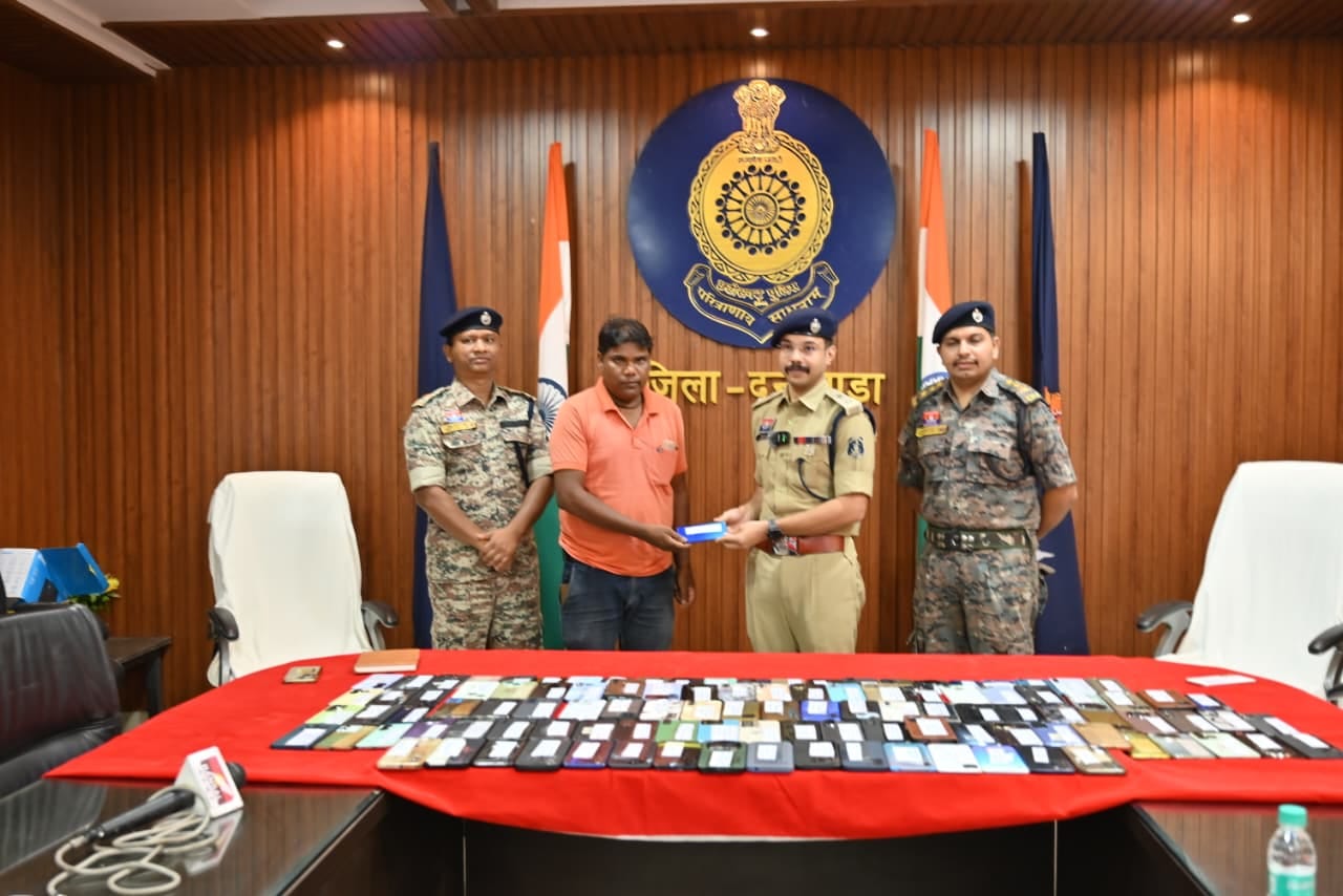 पुलिस अधीक्षक से अपने सामान को लेते लोग