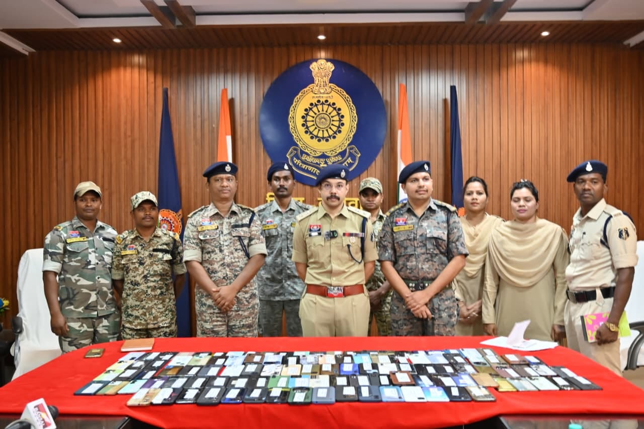 पुलिस अधीक्षक से अपने सामान को लेते लोग