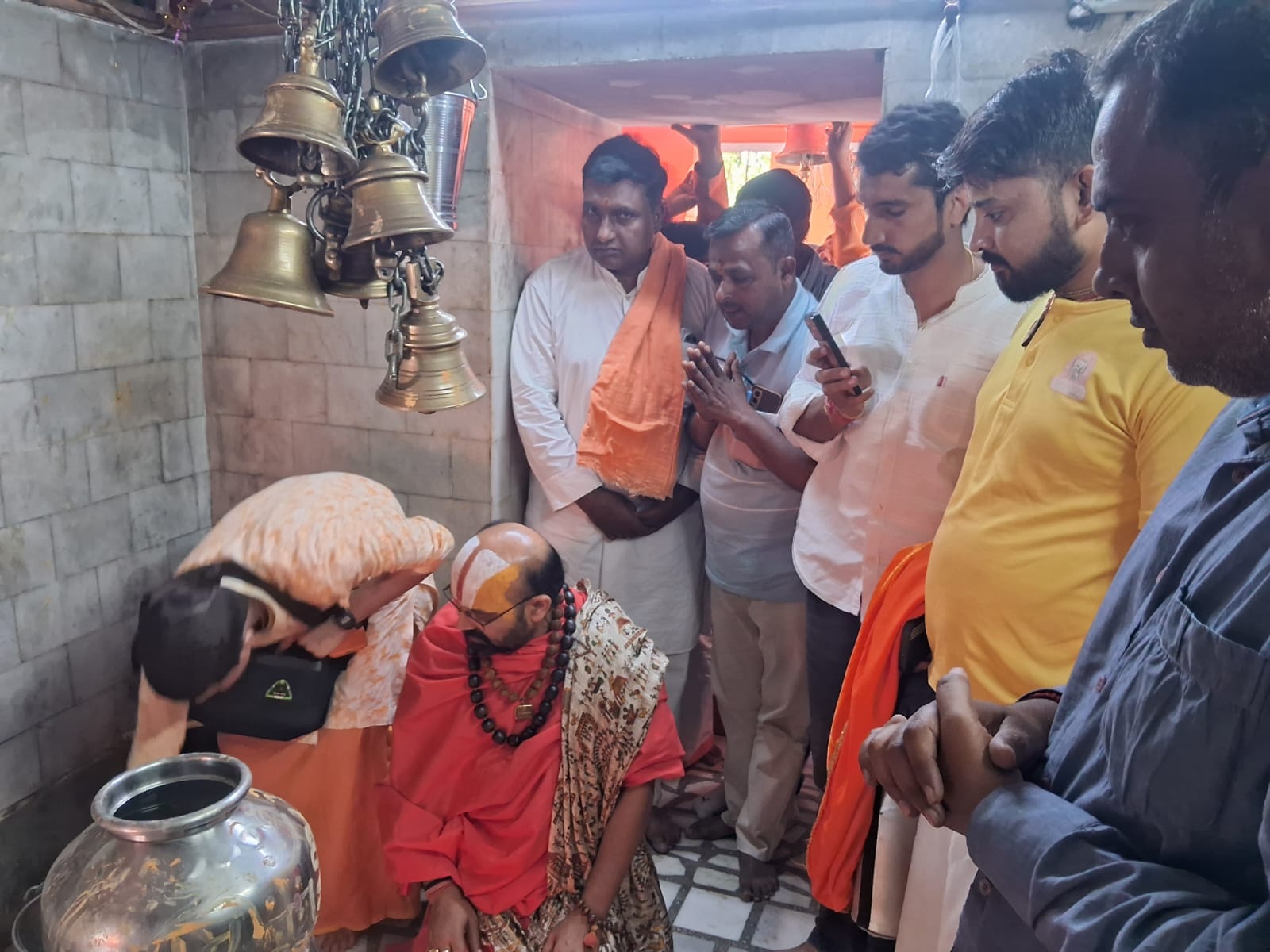 प्राचीन जयंती माता शक्तिपीठ मंदिर पर हस्तिनापुर के प्राचीन स्थलों की जानकारी लेते महामंडलेश्वर प्राचीन जयंती माता शक्तिपीठ मंदिर पर हस्तिनापुर के प्राचीन स्थलों की जानकारी लेते महामंडलेश्वर