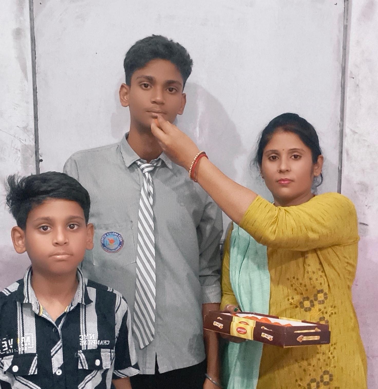 परिवार के साथ दसवीं में जिले में तीसरा स्थान पाने वाली यशी। स्रोत: स्वयं परिवार के साथ दसवीं में जिले में तीसरा स्थान पाने वाली यशी। स्रोत: स्वयं