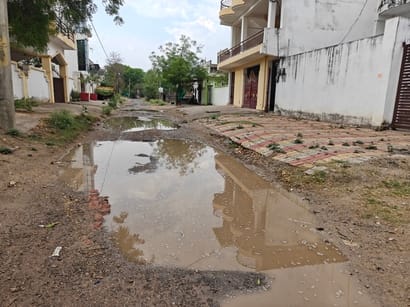 रॉबर्ट्सगंज में हल्की बारिश में स्कूल से घर जाती छात्राएं। संवाद