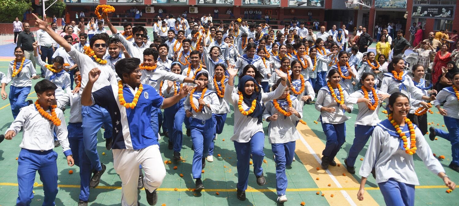 राजाजीपुरम स्थित लखनऊ पब्लिक कॉलेज में आईएससी के परिणाम आने के बाद खुशी जाहिर करते मेधावी।