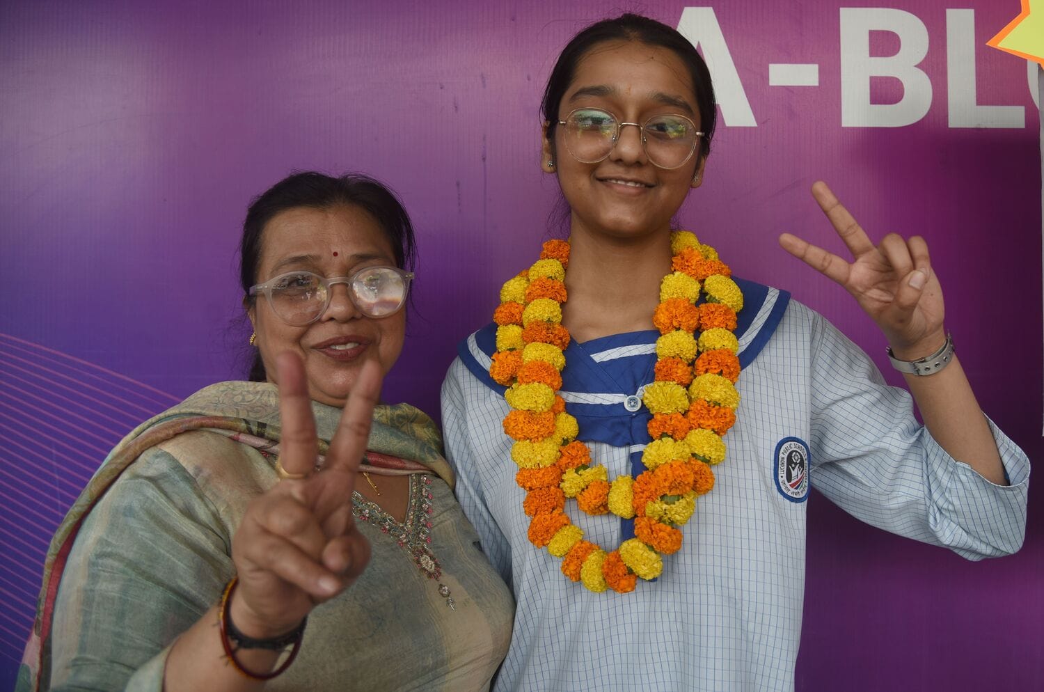 राजाजीपुरम स्थित लखनऊ पब्लिक कॉलेज में आईएससी के परिणाम आने के बाद खुशी जाहिर करते मेधावी।