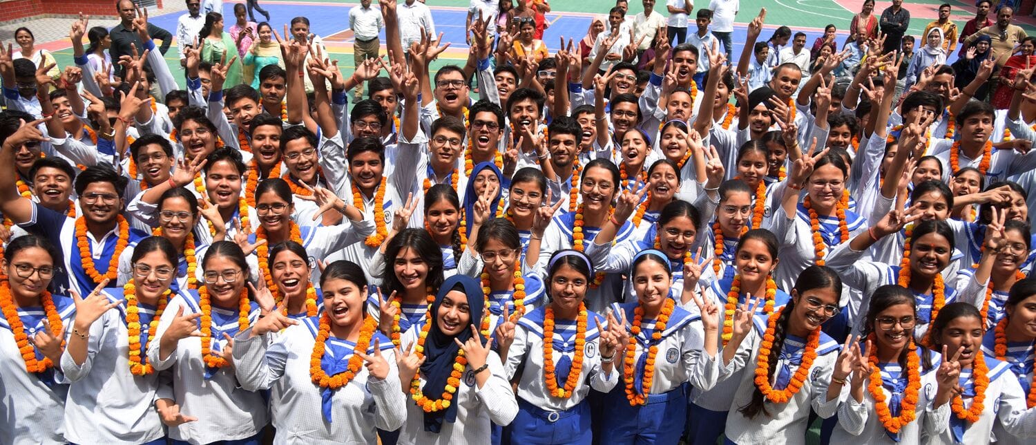 राजाजीपुरम स्थित लखनऊ पब्लिक कॉलेज में आईएससी के परिणाम आने के बाद खुशी जाहिर करते मेधावी।