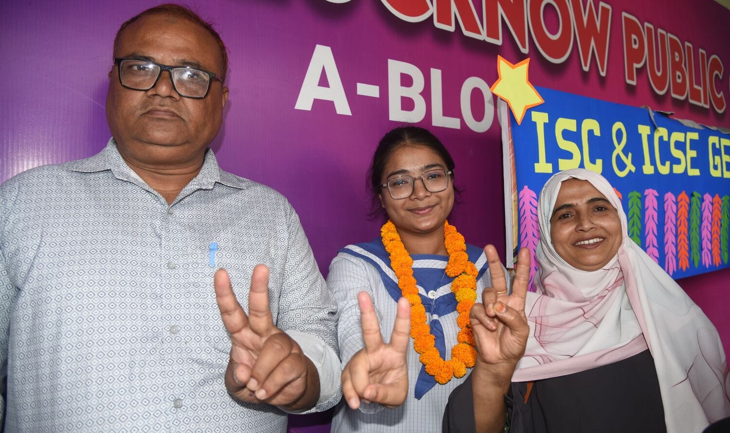 राजाजीपुरम स्थित लखनऊ पब्लिक कॉलेज में आईएससी के परिणाम आने के बाद खुशी जाहिर करते मेधावी।