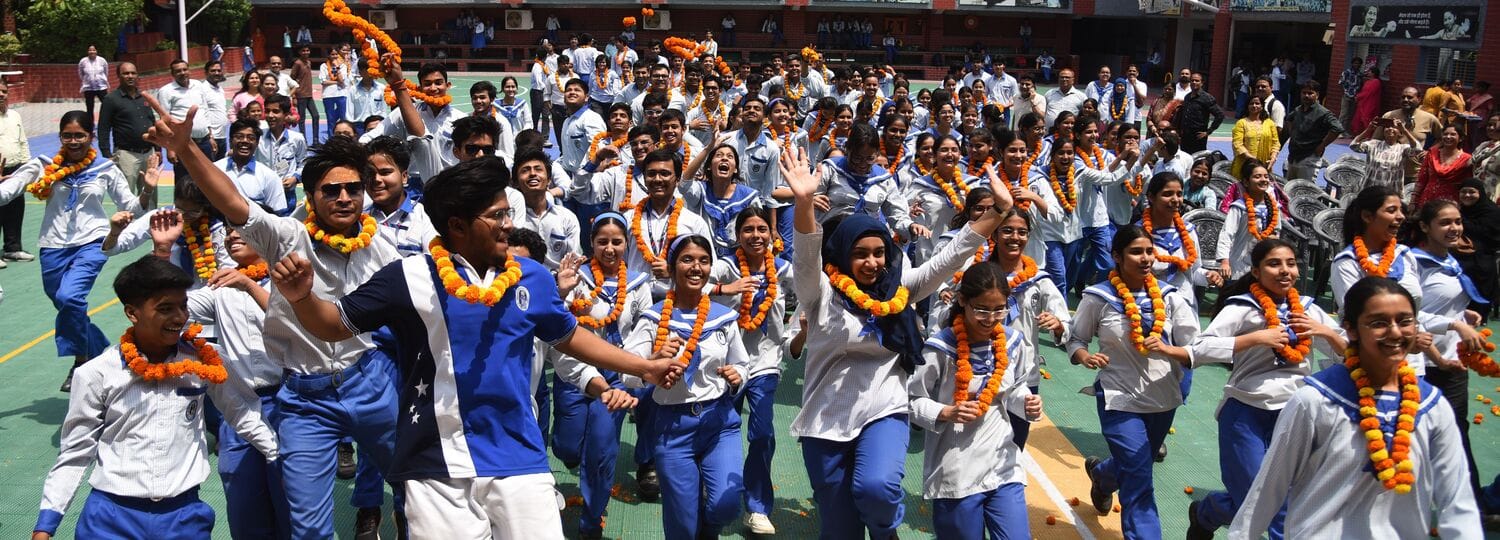 राजाजीपुरम स्थित लखनऊ पब्लिक कॉलेज में आईएससी के परिणाम आने के बाद खुशी जाहिर करते मेधावी।