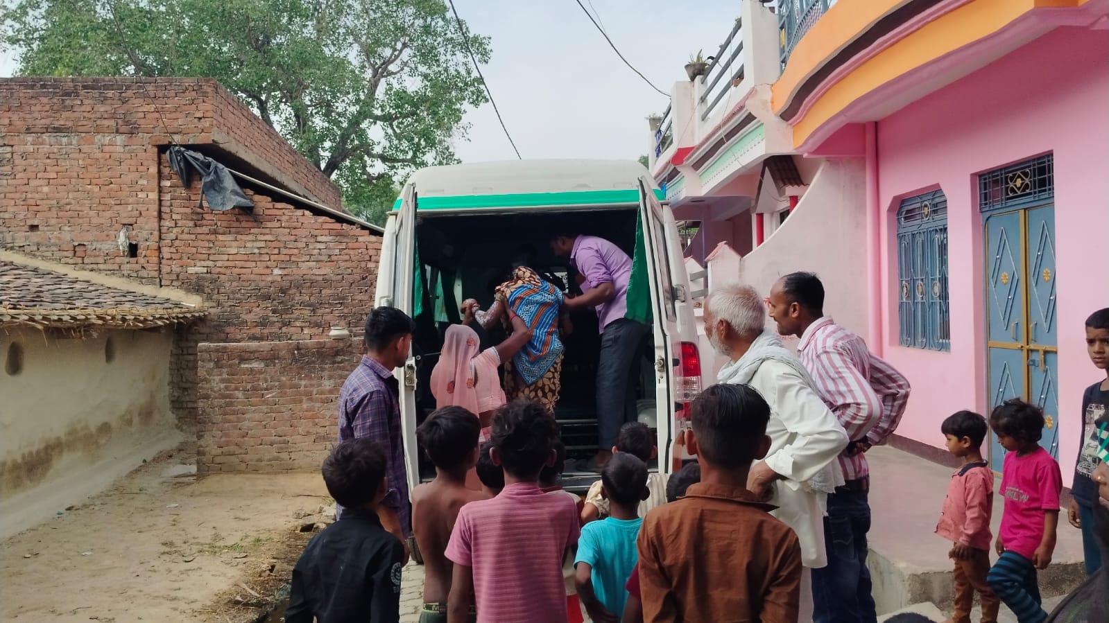सिलिंडर गैस में विस्फोट होने झुलसी कलावती।संवाद सिलिंडर गैस में विस्फोट होने झुलसी कलावती।संवाद