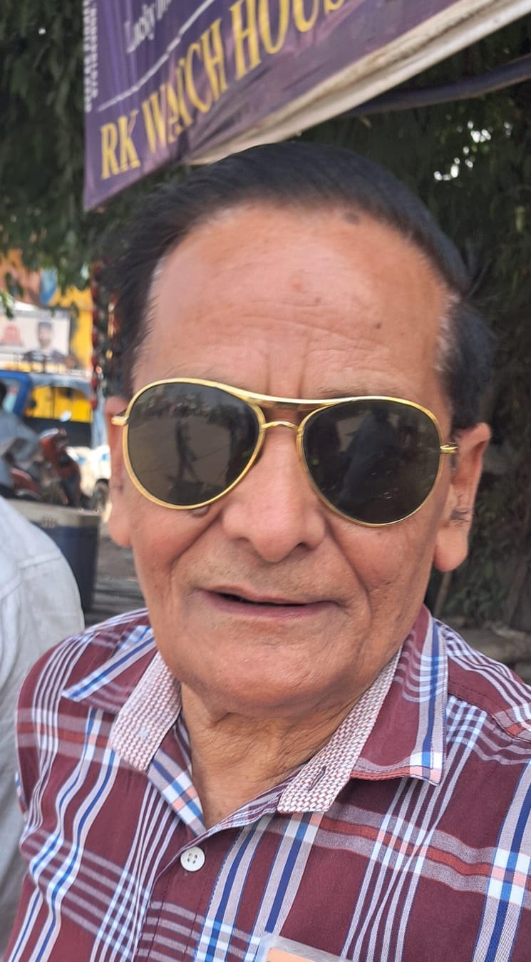 शहर के नौगवां चौराहे पर बसों के इंतजार में खड़े यात्री। संवाद शहर के नौगवां चौराहे पर बसों के इंतजार में खड़े यात्री। संवाद