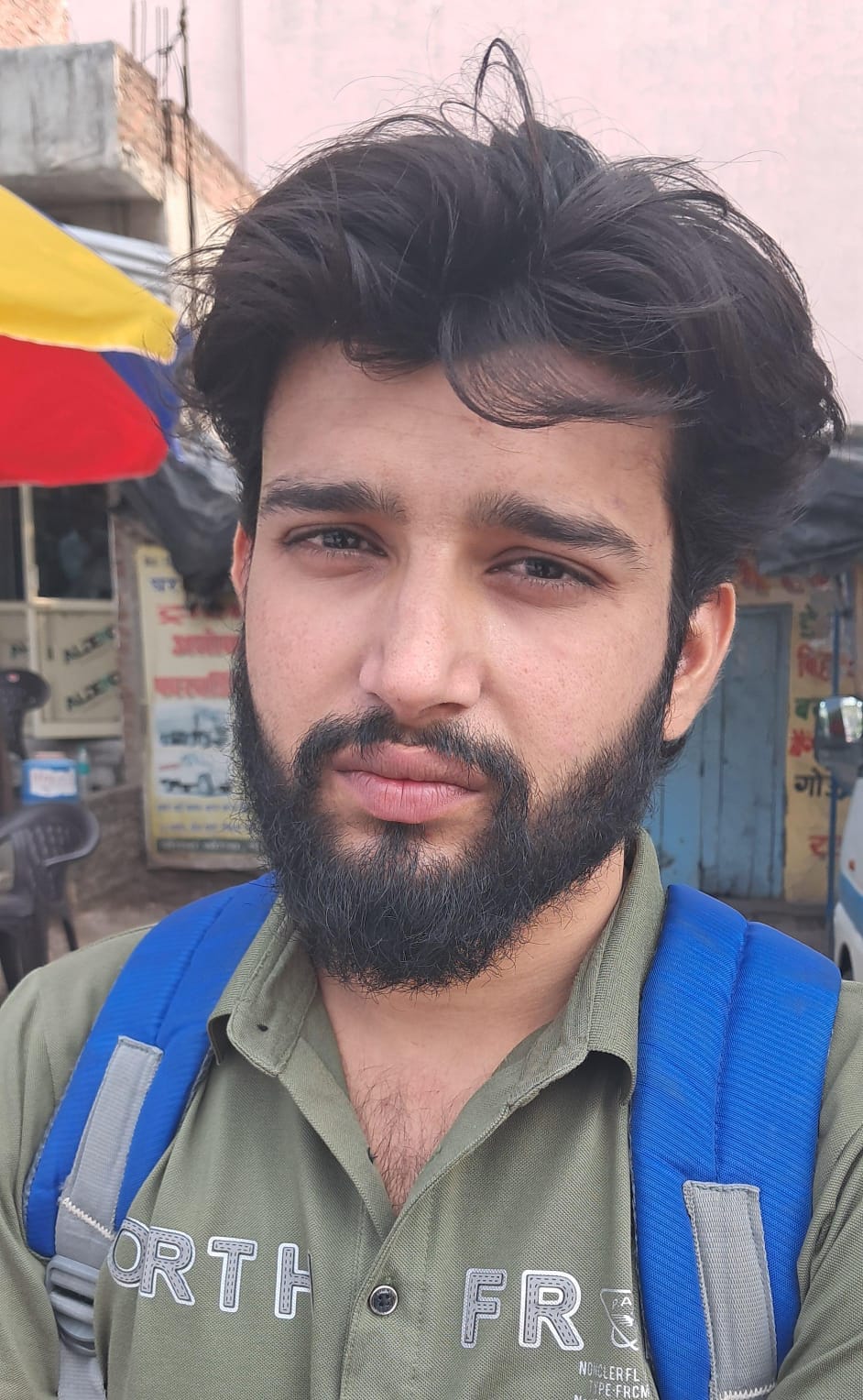 शहर के नौगवां चौराहे पर बसों के इंतजार में खड़े यात्री। संवाद शहर के नौगवां चौराहे पर बसों के इंतजार में खड़े यात्री। संवाद