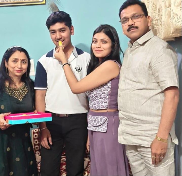 शामली में  शहर के सेंट फ्रांसिस स्कूल में परीक्षा परिणाम घोषित होने पर खुशी मनाते  मेधावी छात्र