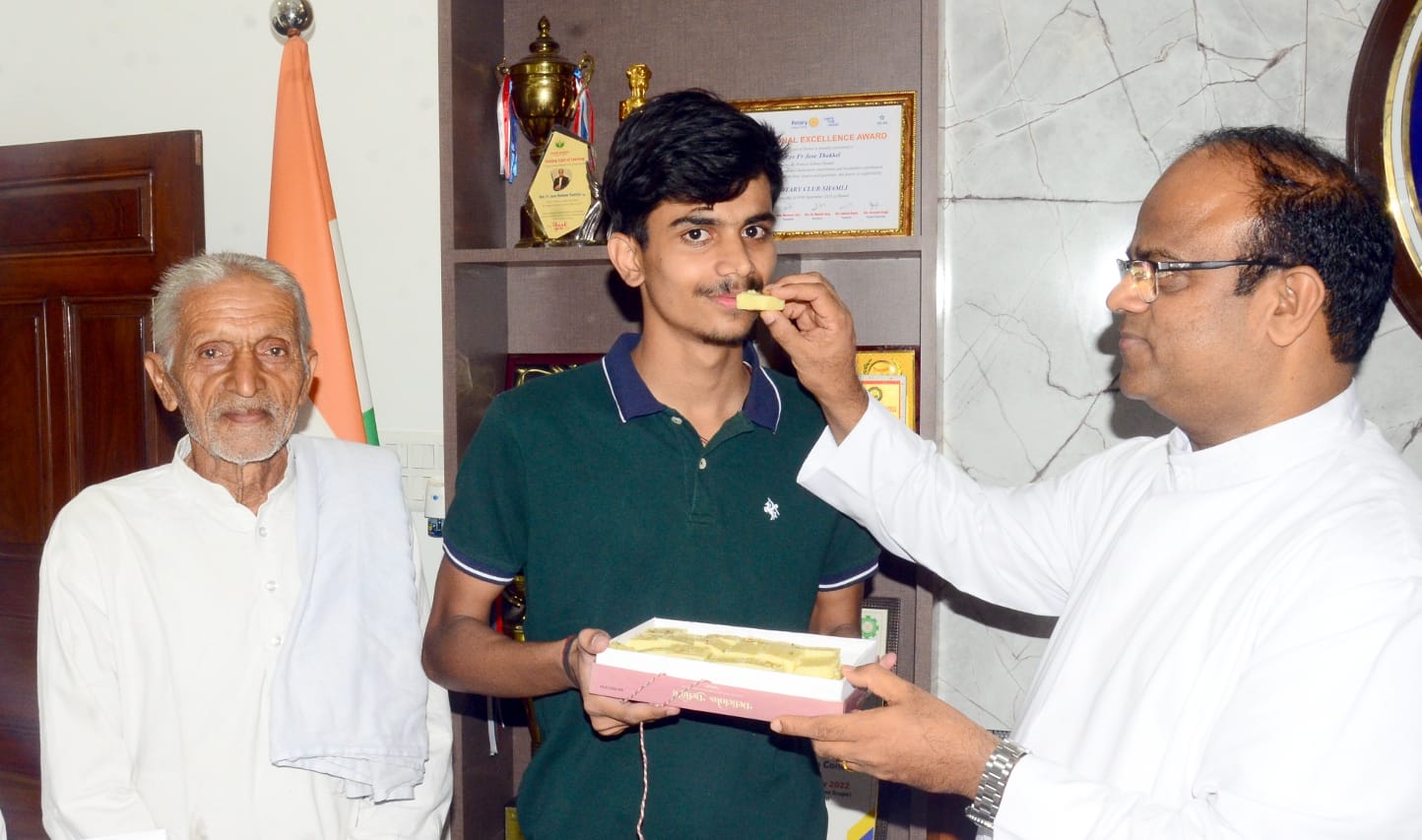 शामली में  शहर के सेंट फ्रांसिस स्कूल में परीक्षा परिणाम घोषित होने पर खुशी मनाते  मेधावी छात्र