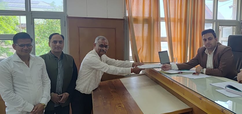 धर्मशाला नगर निगम के वार्ड-16 से नामाकंन भरते हुए आजाद प्रत्याशी ऊषा। स्रोत: प्रशासन
