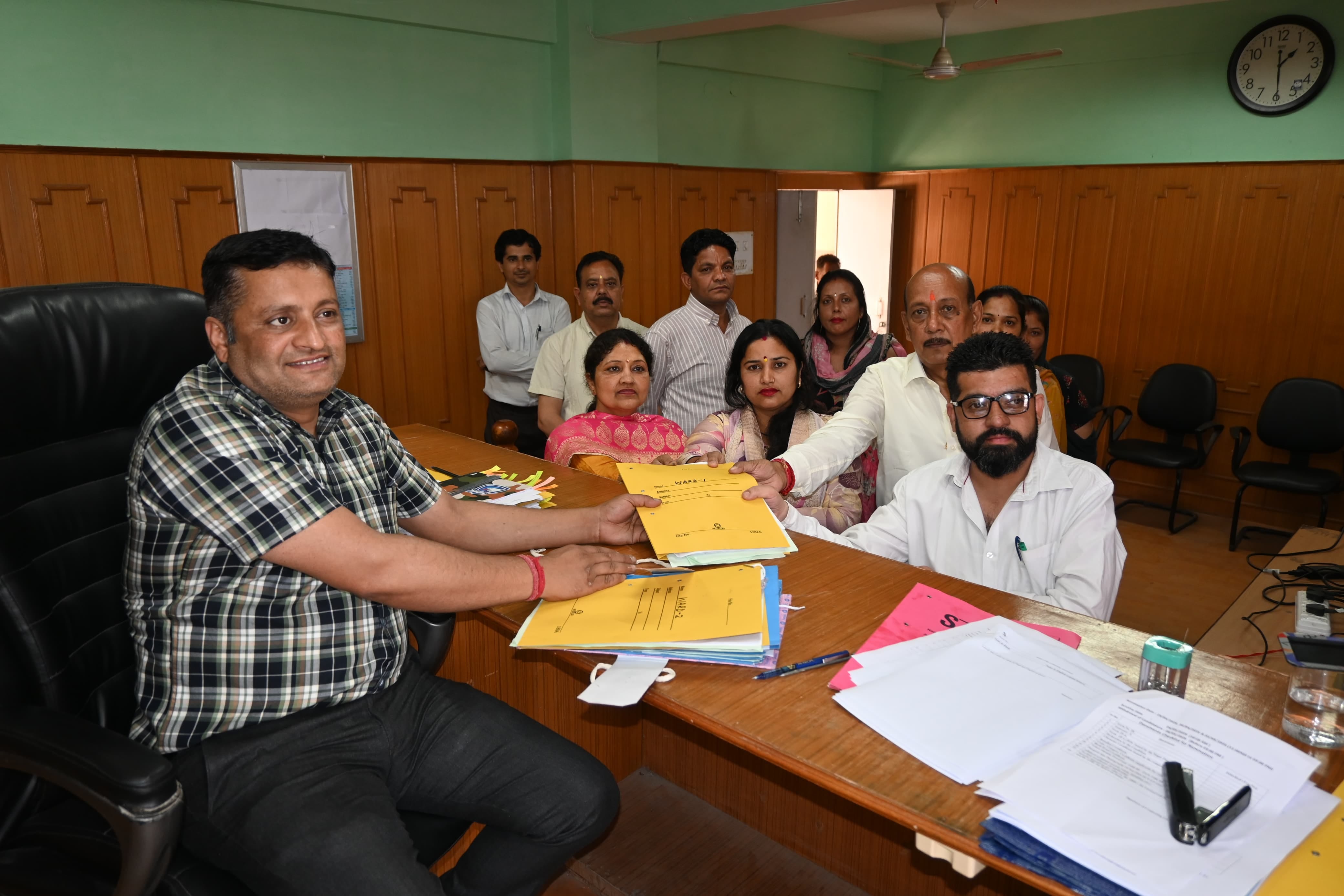 धर्मशाला नगर निगम के वार्ड-16 से नामाकंन भरते हुए आजाद प्रत्याशी ऊषा। स्रोत: प्रशासन