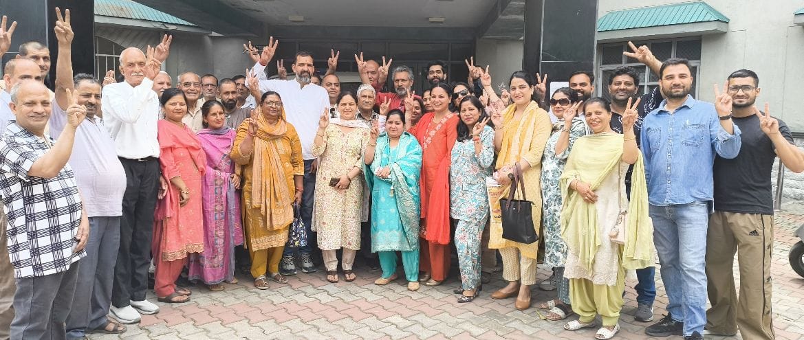 धर्मशाला नगर निगम के वार्ड-16 से नामाकंन भरते हुए आजाद प्रत्याशी ऊषा। स्रोत: प्रशासन