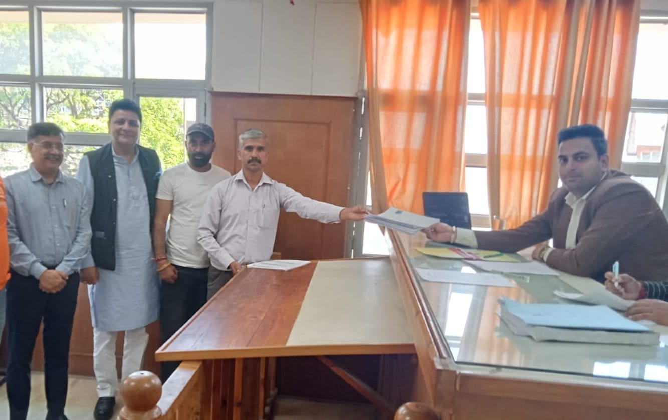 धर्मशाला नगर निगम के वार्ड-16 से नामाकंन भरते हुए आजाद प्रत्याशी ऊषा। स्रोत: प्रशासन