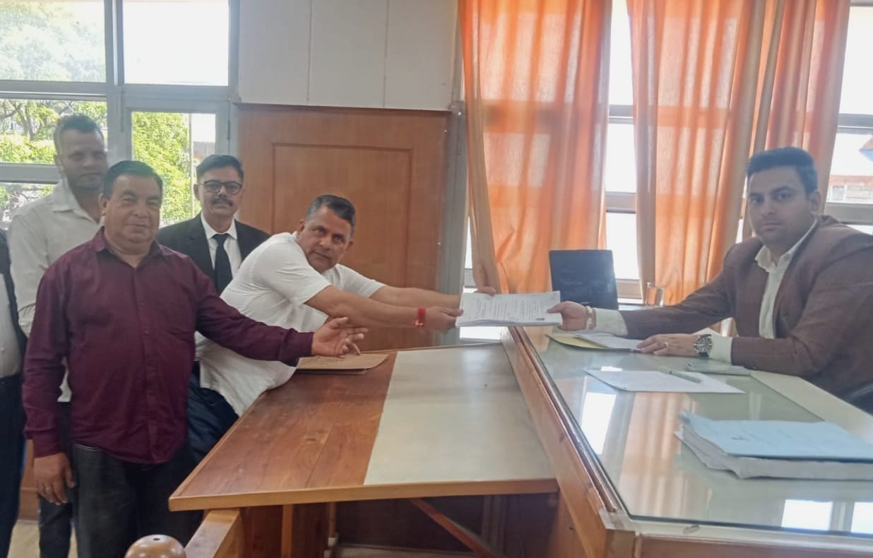 धर्मशाला नगर निगम के वार्ड-16 से नामाकंन भरते हुए आजाद प्रत्याशी ऊषा। स्रोत: प्रशासन
