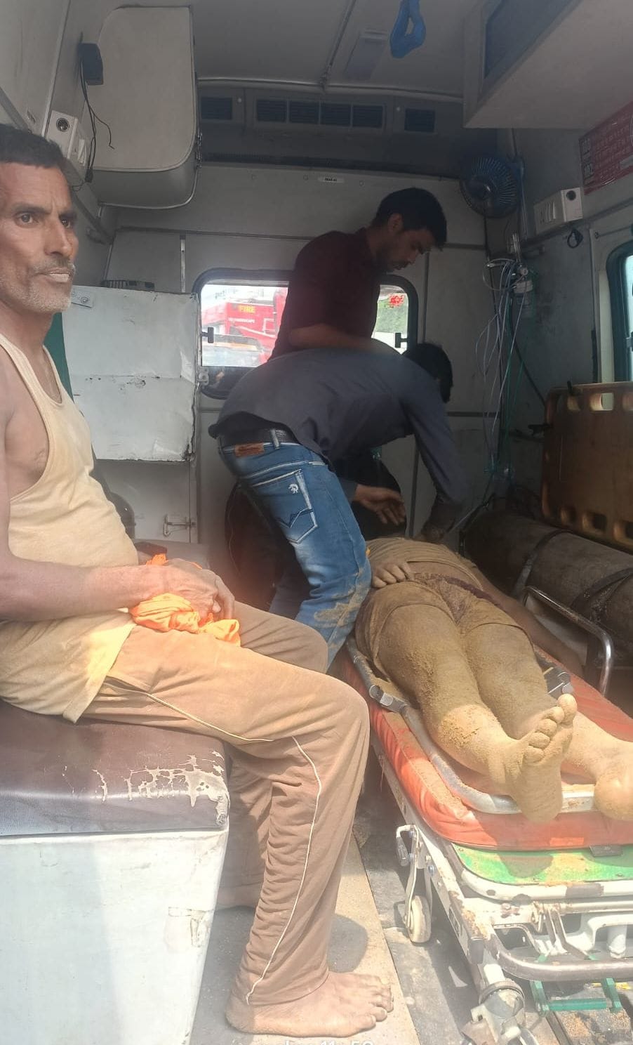 विभूतिखंड स्थित निर्माणाधीन बिल्डिंग की बेसमेंट की खोदाई के दौरान मिट्टी खिसकने से दबे मजदूर क