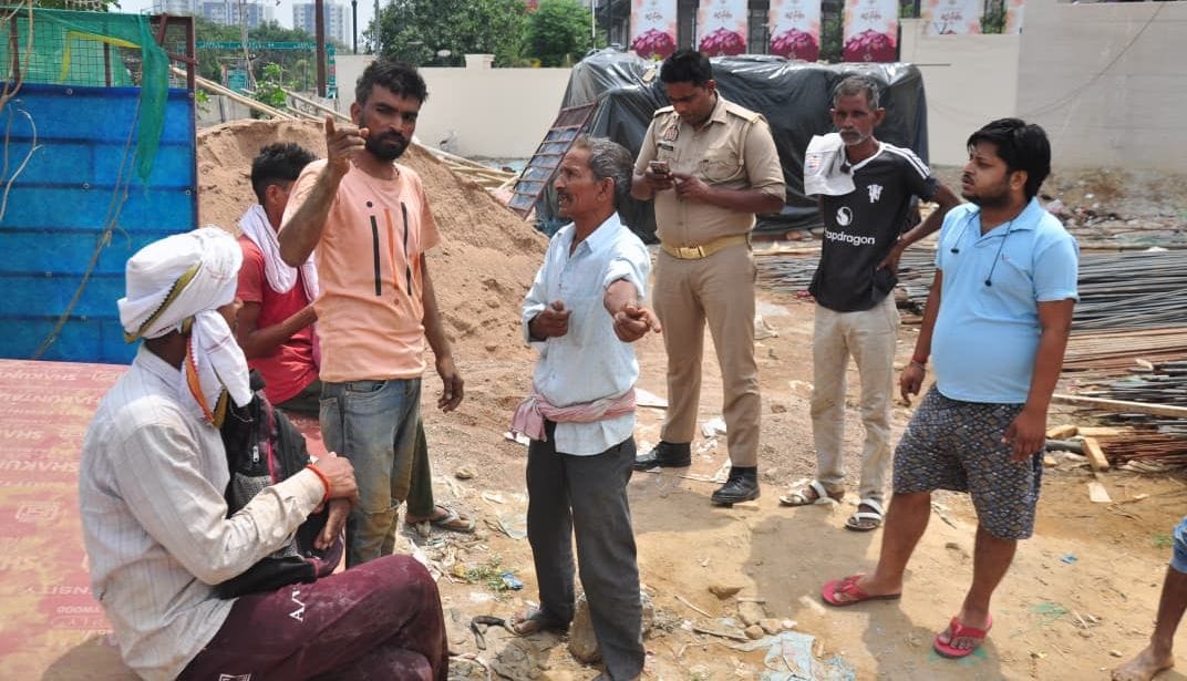 विभूतिखंड स्थित निर्माणाधीन बिल्डिंग की बेसमेंट की खोदाई के दौरान मिट्टी खिसकने से दबे मजदूर क