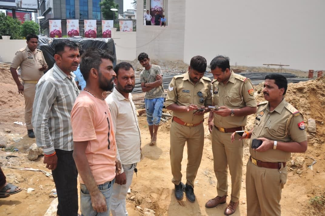 विभूतिखंड स्थित निर्माणाधीन बिल्डिंग की बेसमेंट की खोदाई के दौरान मिट्टी खिसकने से दबे मजदूर क