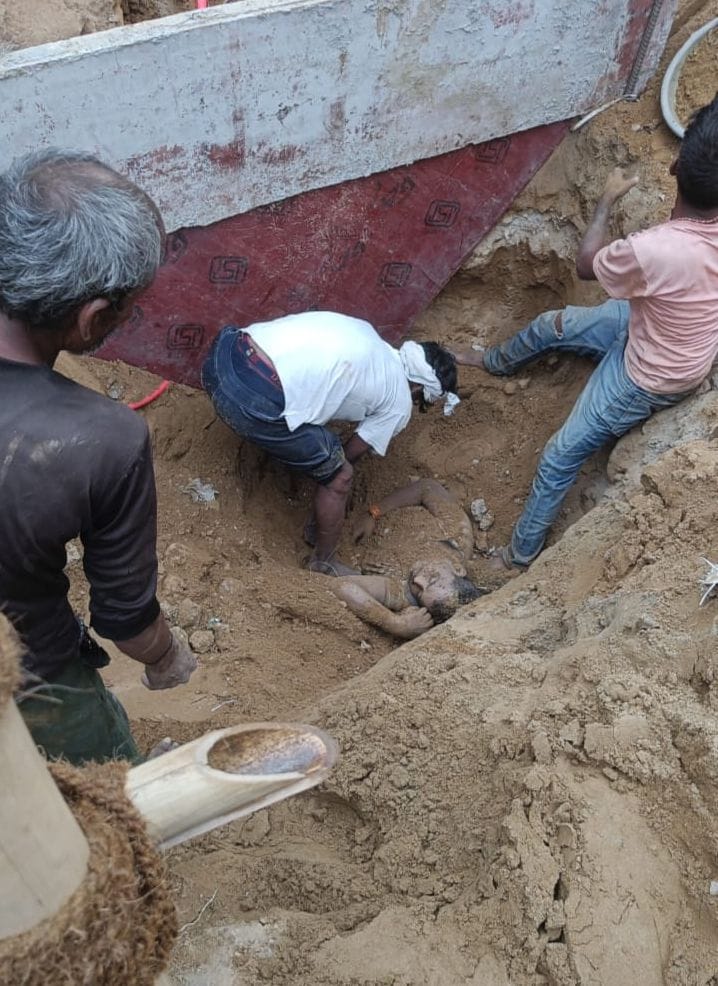 विभूतिखंड स्थित निर्माणाधीन बिल्डिंग की बेसमेंट की खोदाई के दौरान मिट्टी खिसकने से दबे मजदूर क