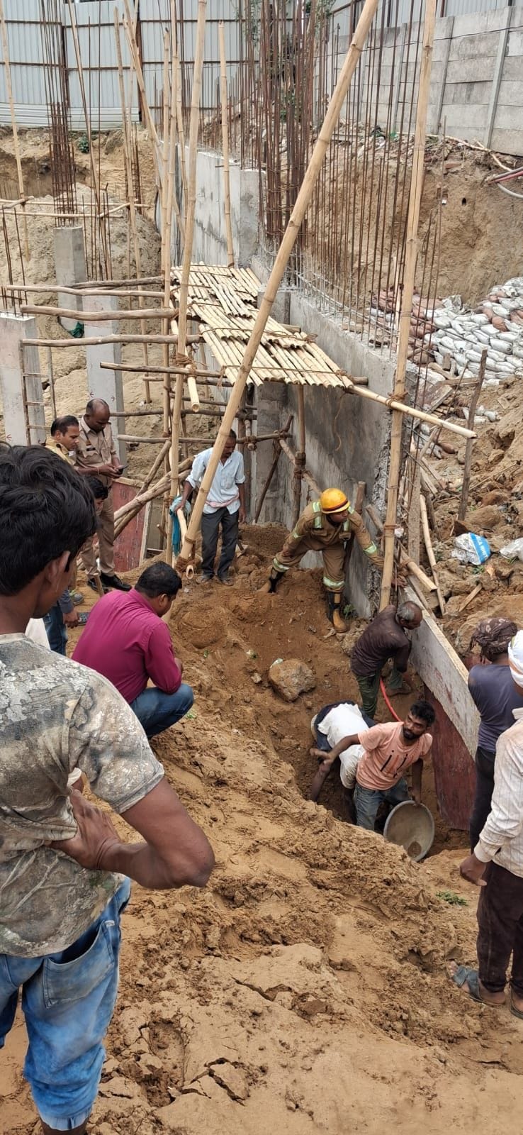 विभूतिखंड स्थित निर्माणाधीन बिल्डिंग की बेसमेंट की खोदाई के दौरान मिट्टी खिसकने से दबे मजदूर क