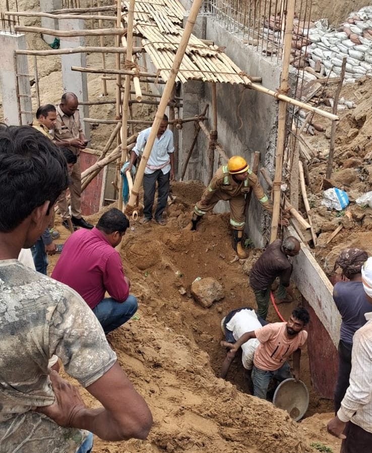 विभूतिखंड स्थित निर्माणाधीन बिल्डिंग की बेसमेंट की खोदाई के दौरान मिट्टी खिसकने से दबे मजदूर क