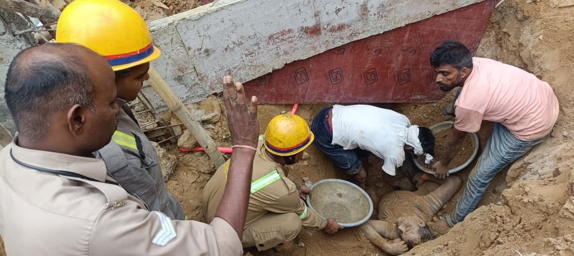 विभूतिखंड स्थित निर्माणाधीन बिल्डिंग की बेसमेंट की खोदाई के दौरान मिट्टी खिसकने से दबे मजदूर क
