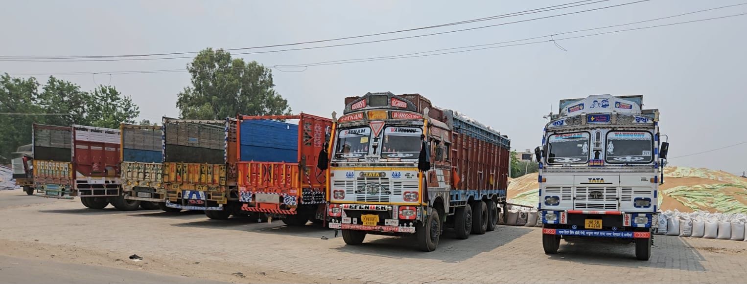 02जेएनडी34: मार्किट कमेटी कार्यालय में धूप में धरने पर बैठ विरोध प्रदर्शन करते हुए मंडी आढ़ती। 02जेएनडी34: मार्किट कमेटी कार्यालय में धूप में धरने पर बैठ विरोध प्रदर्शन करते हुए मंडी आढ़ती।