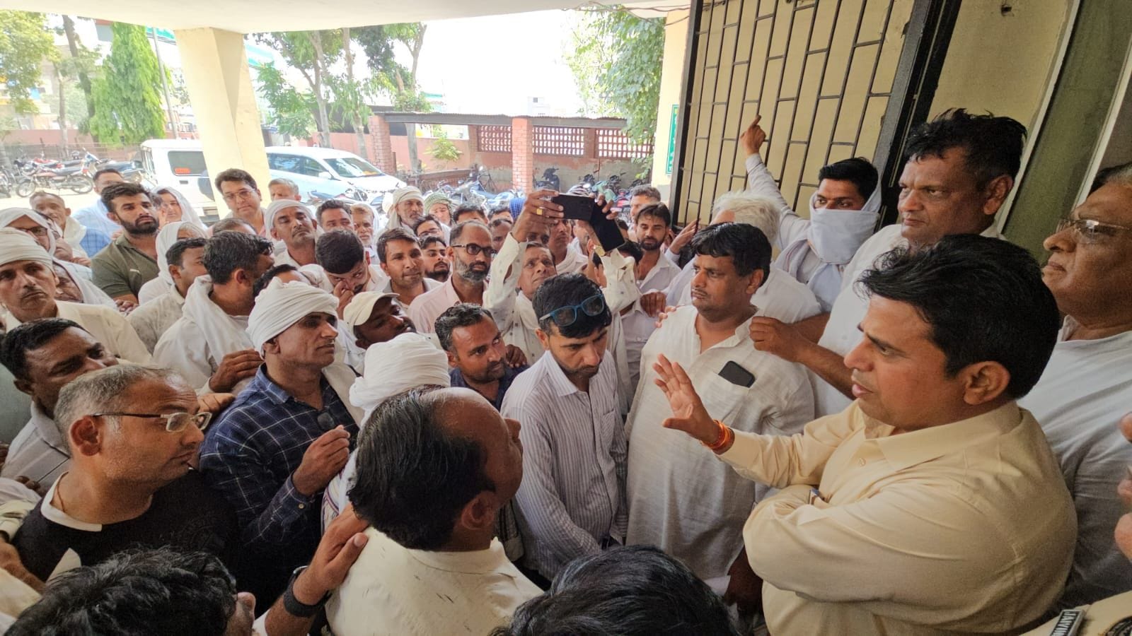 02जेएनडी34: मार्किट कमेटी कार्यालय में धूप में धरने पर बैठ विरोध प्रदर्शन करते हुए मंडी आढ़ती। 02जेएनडी34: मार्किट कमेटी कार्यालय में धूप में धरने पर बैठ विरोध प्रदर्शन करते हुए मंडी आढ़ती।
