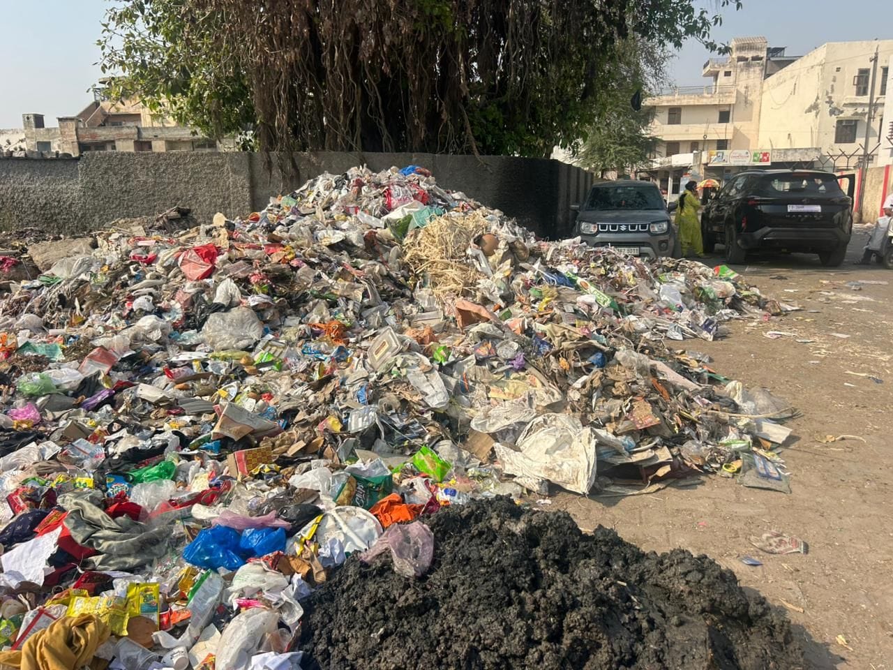 36-रोहतक नगर निगम कार्यालय के बाहर हड़ताल पर बैठे सफाई कर्मचारियों को समर्थन देने पहुंचे विभिन