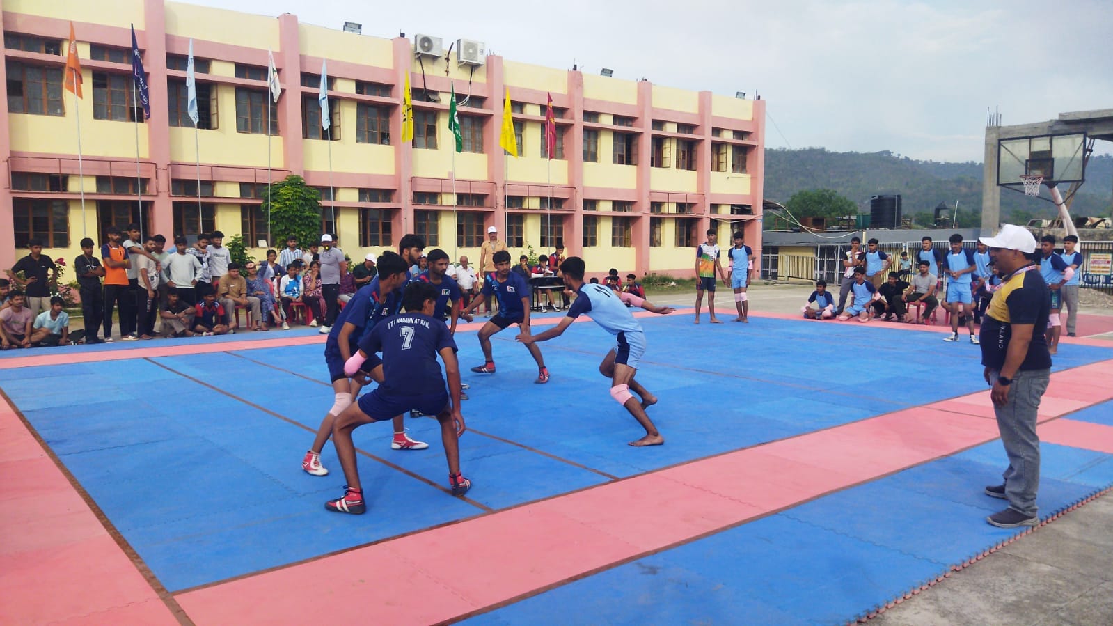 आईटीआई रैल में आयोजित जिला स्तरीय आईटीआई पुरुष वर्ग खेलकूद प्रतियोगिता के दौरान वॉलीबाल मैच में