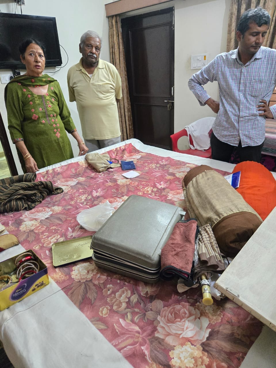 अंबाला सिटी के सेक्टर-9 स्थित मकान में चोरी के बाद बचे सोने के आभूषण दिखाते हुए पीड़ित: स्वयं