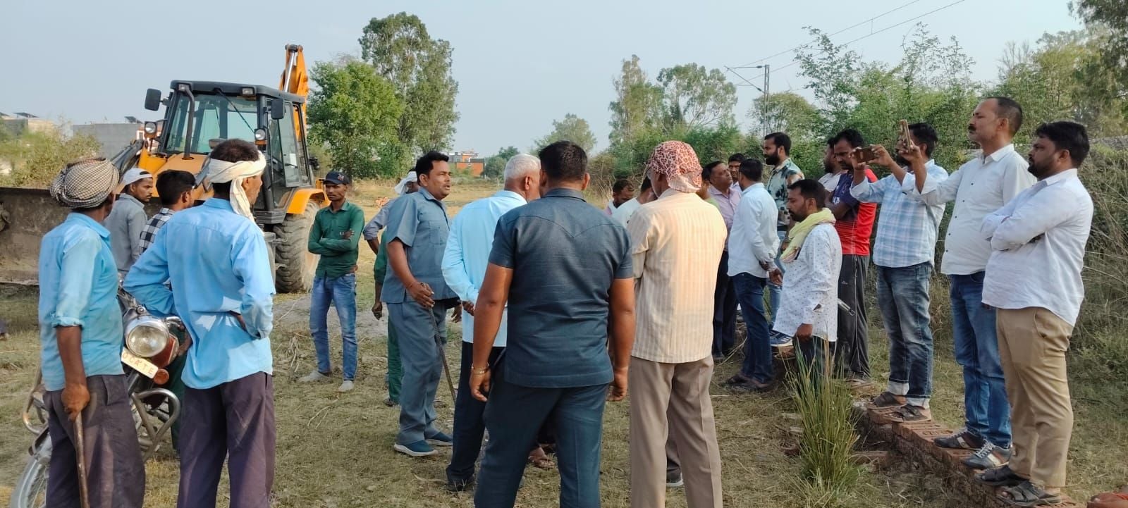 अतिक्रमण हटाने पहुंची टीम।