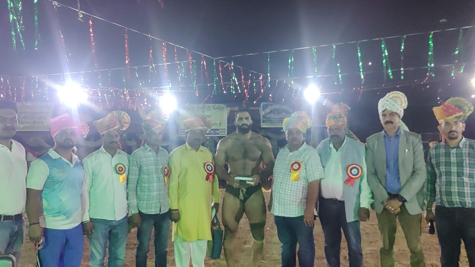 बागा महादंगल में विजेता और उपविजेता पहलवानों को सम्मानित करते हुए मुख्य अतिथि व आयोजन समिति के 