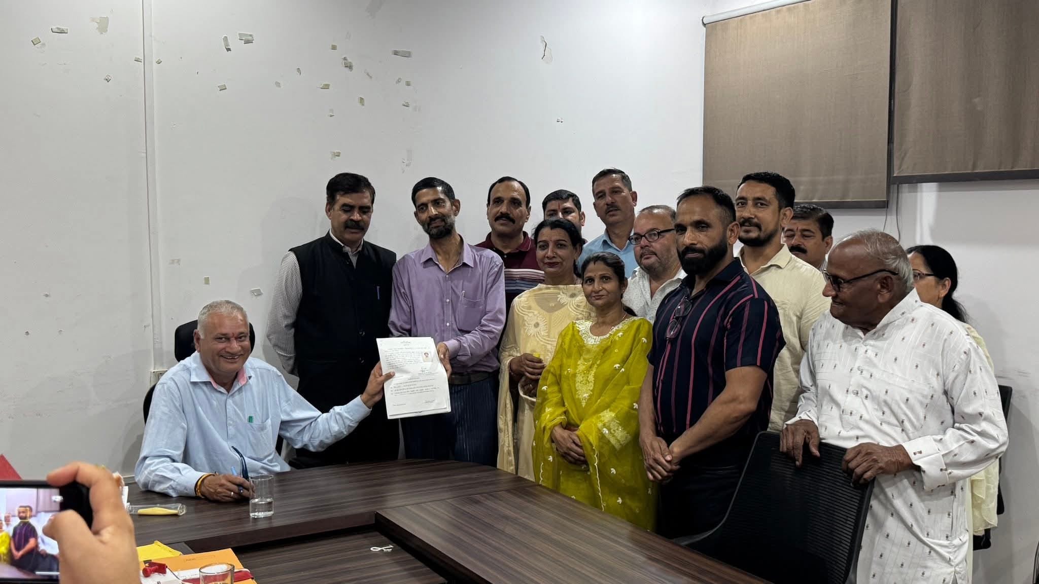 बिलासपुर में नगर निकाय चुनाव के लिए नामाकंन करते नरेंद्र पंडित। स्रोत: भाजपा