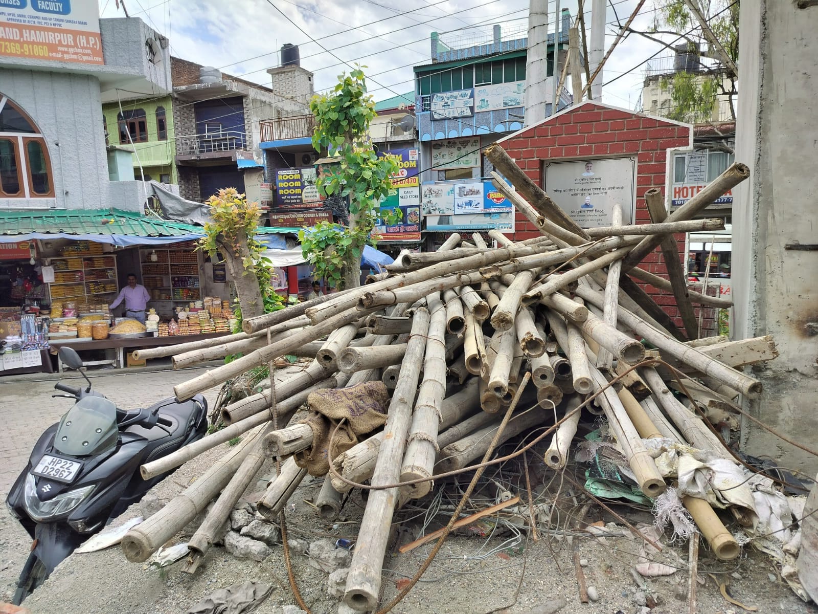 बस अड्डा हमीरपुर के समीप निर्माणाधीन अपनी मंडी ग्रामीण हाट भवन। संवाद
